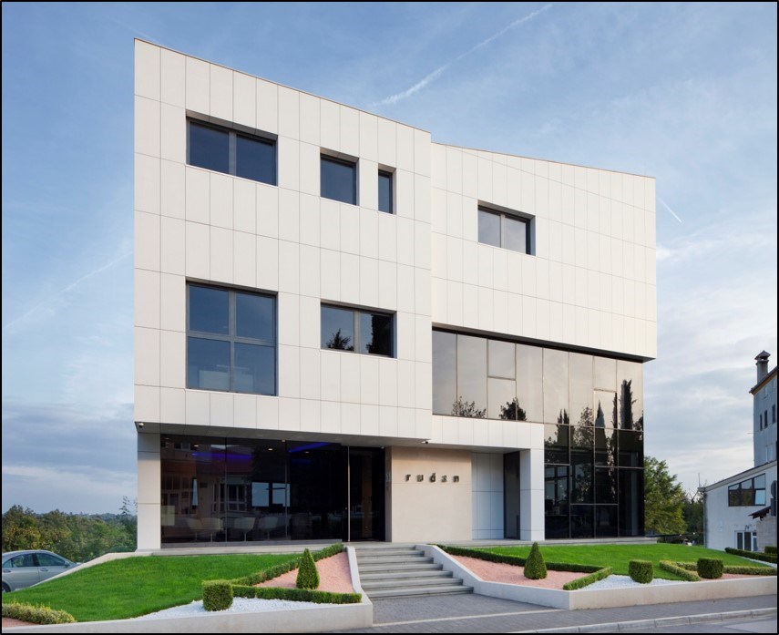 Prva energetski pasivna poslovna zgrada u Hrvatskoj izgrađena je u Žminju 2004. godine 